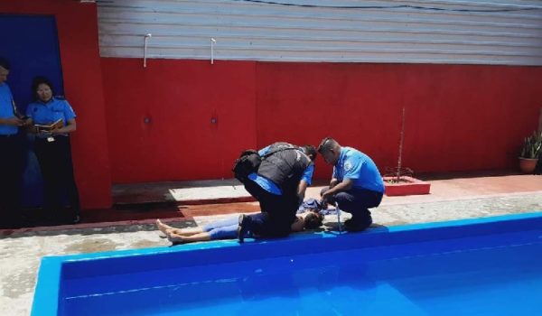 La Policía acudió al lugar donde donde se ahogó Darling López.. LA PRENSA/ Redes sociales,