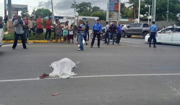 El cadáver de Melissa Vanessa Rodriguez, de 24 años quedó sobre el pavimento. LA PRENSA/ Redes sociales.