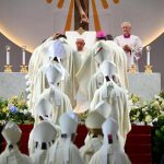 El papa celebró misa para 50.000 personas ante la imponente arquitectura de Singapur