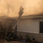 Más de 153,000 evacuados mientras se empiezan a contener los incendios de Los Ángeles