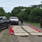 Ejército aniquila a presunto narcotraficante, hiere a otro y captura a dos; además incauta 600 tacos de cocaína