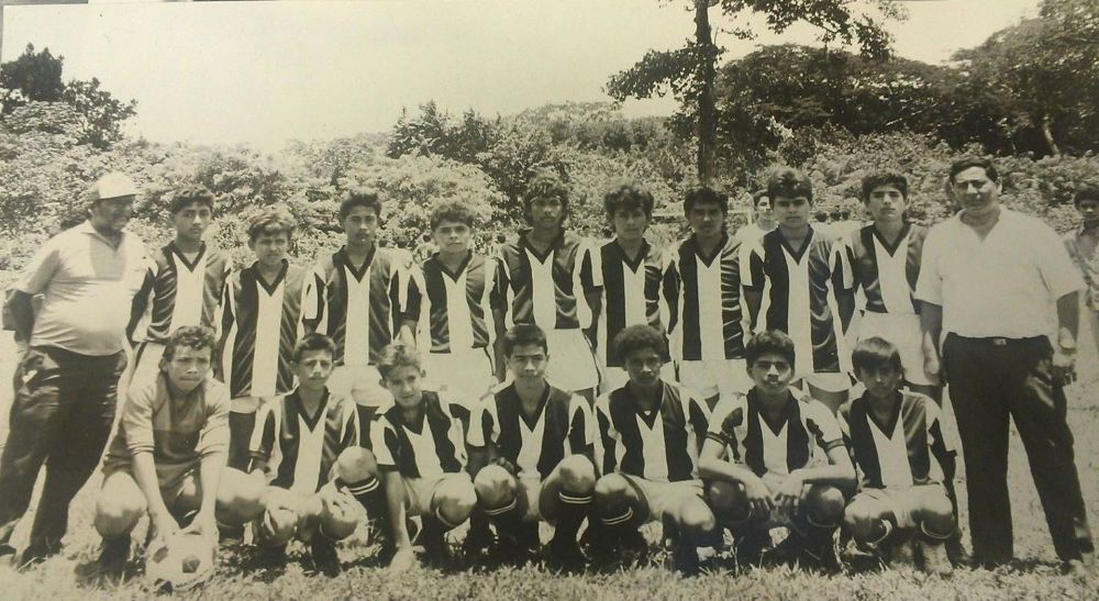 Manuel Esquivel posa a la derecha de un equipo de juveniles de Diriangén (La Prensa).