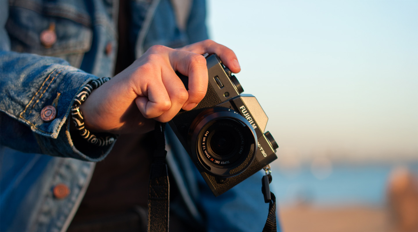 Fujifilm lanza una cámara con estética cinematográfica…por época