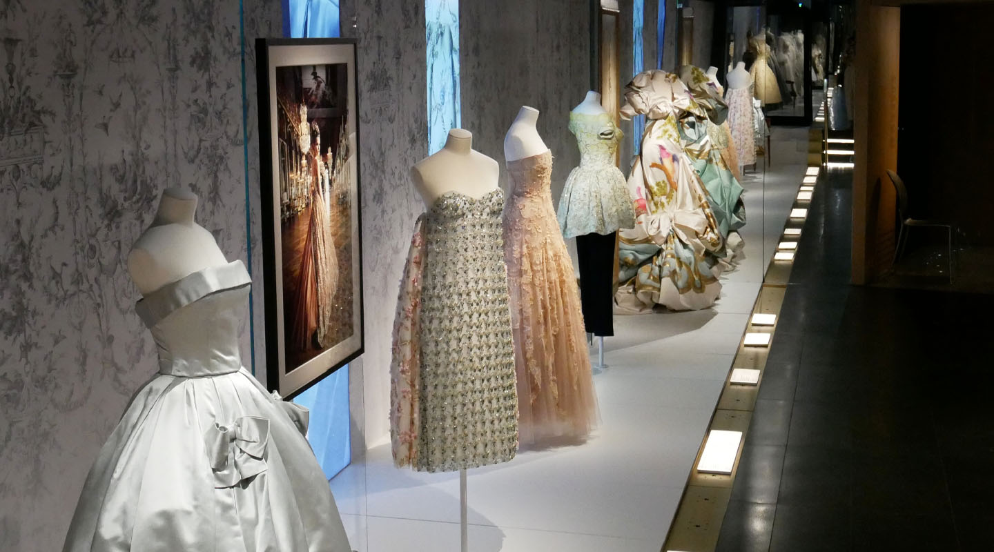 Un Galliano de 1995: la pieza que Kim Kardashian lleva a subasta