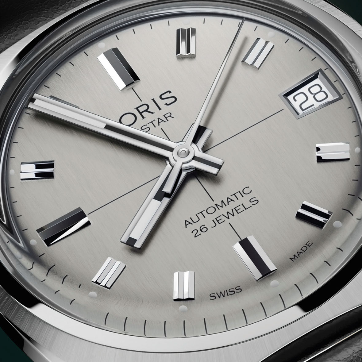 Reloj Oris Star Edition de acero con carátula plateada y correa de piel negra.