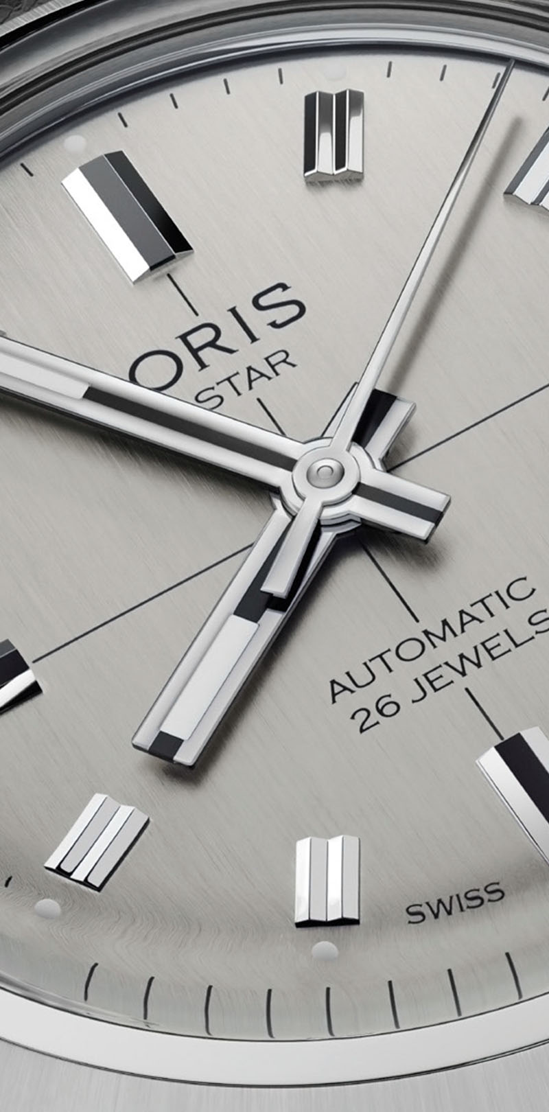 Reloj Oris Star Edition de acero con carátula plateada y correa de piel negra.