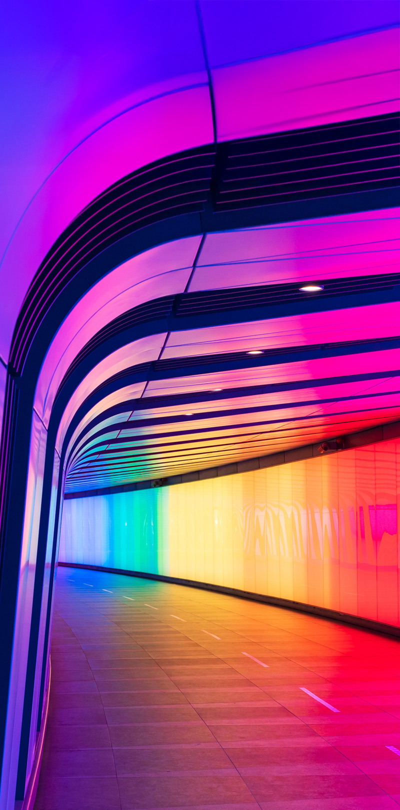 Descubre cómo la exposición digital Ancestral Futurism de Okuda San Miguel transforma las calles de Londres con colores vibrantes y criaturas híbridas.