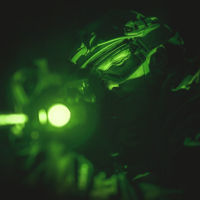 Hal Jordan inspeccionando detenidamente la perturbadora escena de un crimen en un paisaje rural.