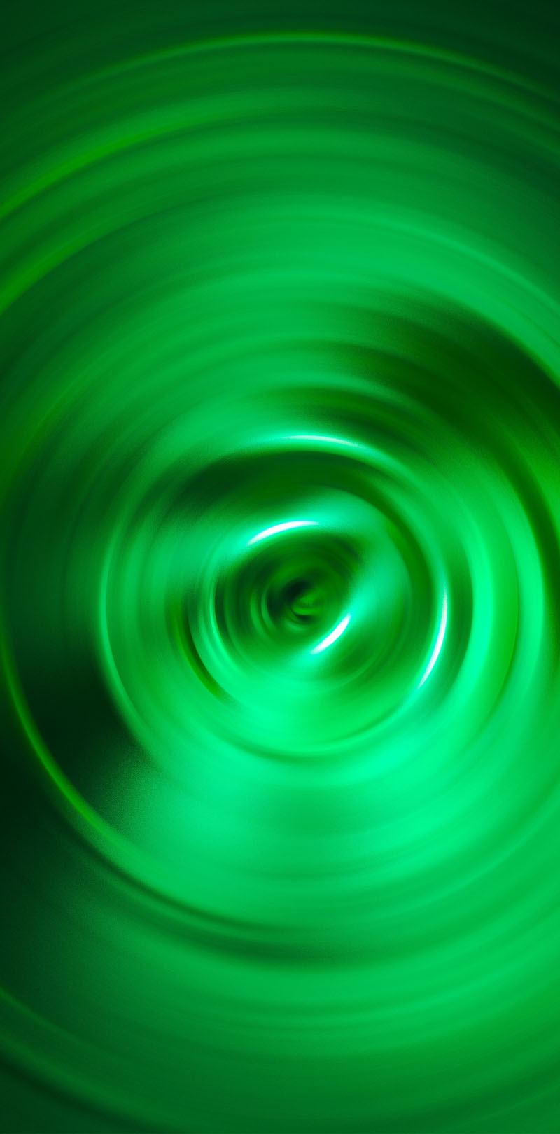 Primer plano de John Stewart sosteniendo una linterna luminosa en medio de la densa oscuridad.