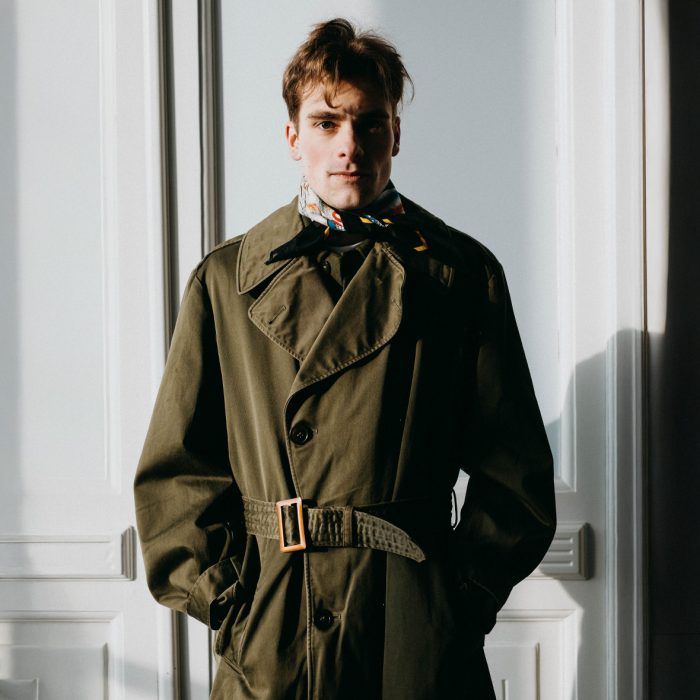 ¿Qué hace que un trench coat siga siendo un clásico siglo y medio después?