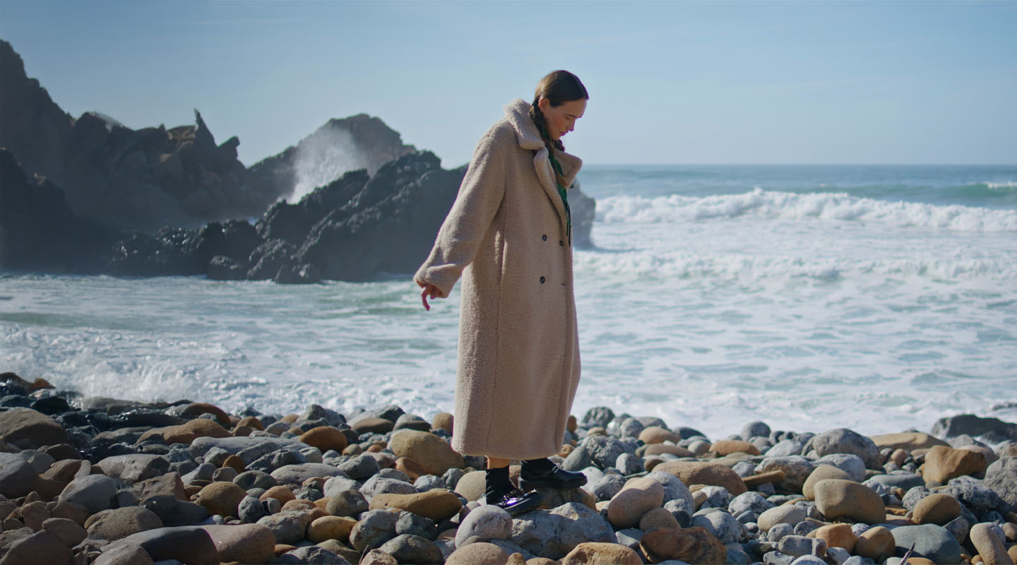 ¿Qué hace que un trench coat siga siendo un clásico siglo y medio después?