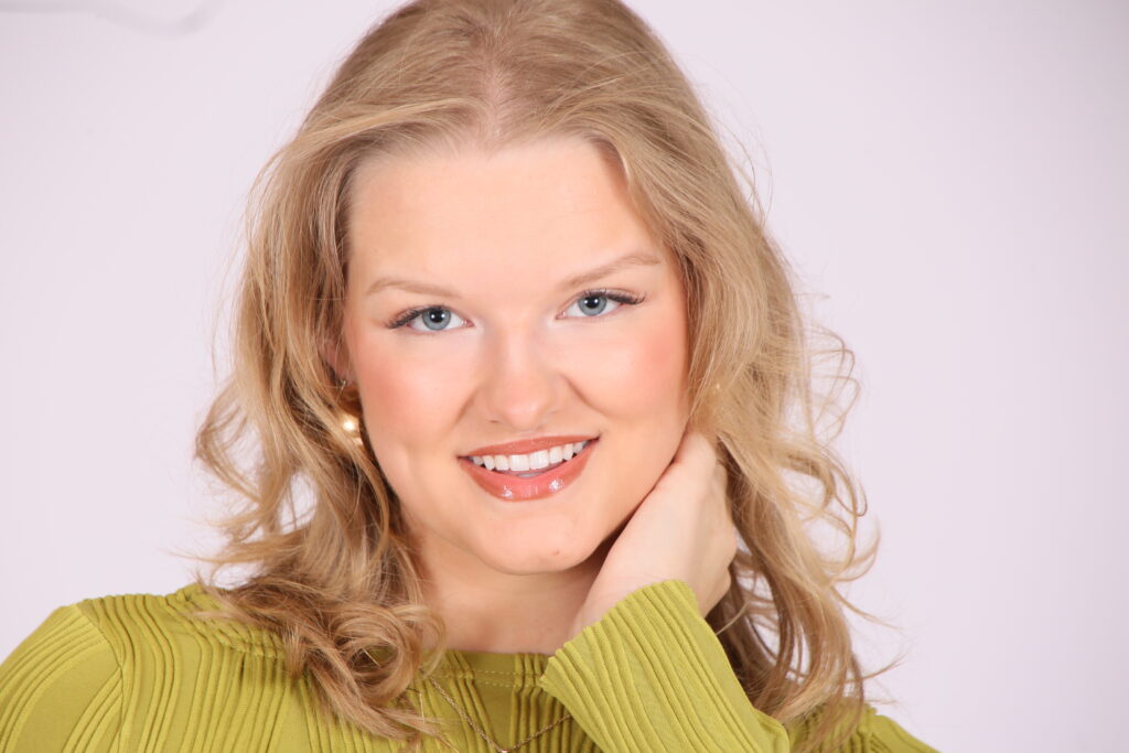 Alayna Halverson Headshot
