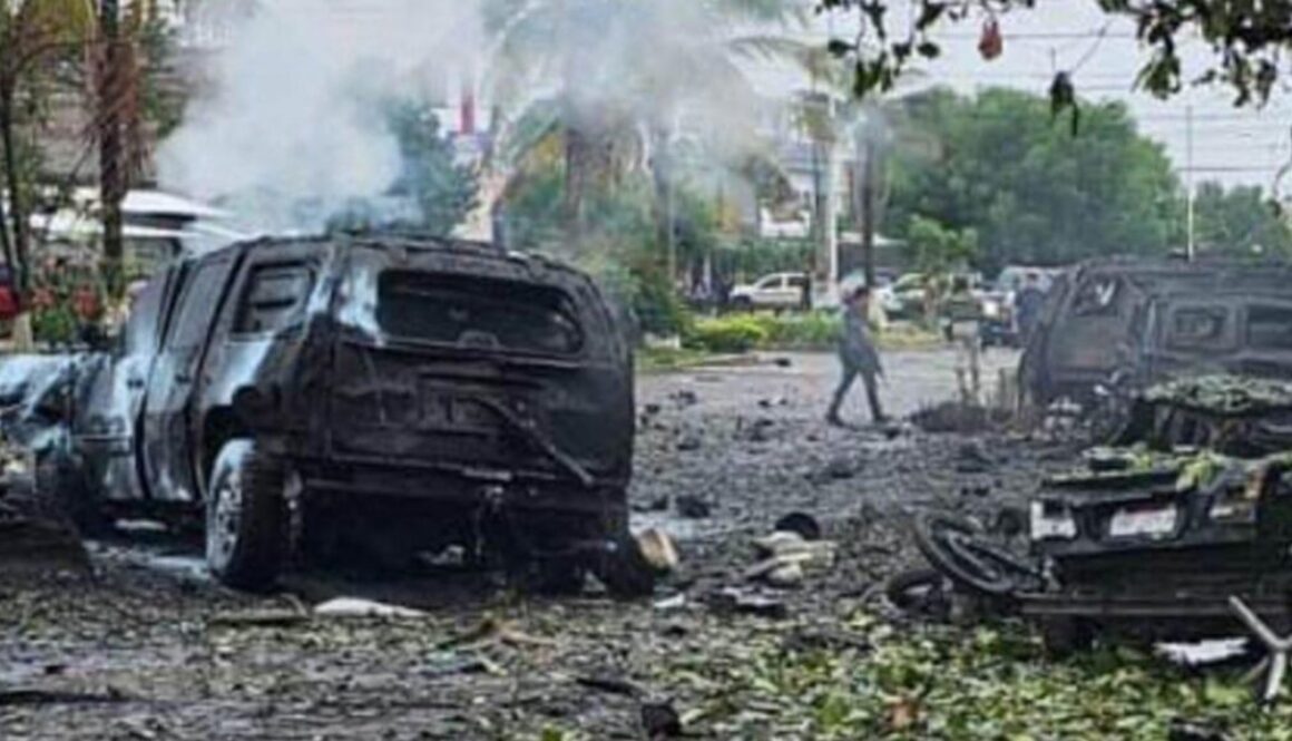 coche-explota-en-coahuayana