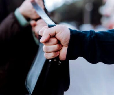 leon-asaltantes-hombres-mujer-resistirse