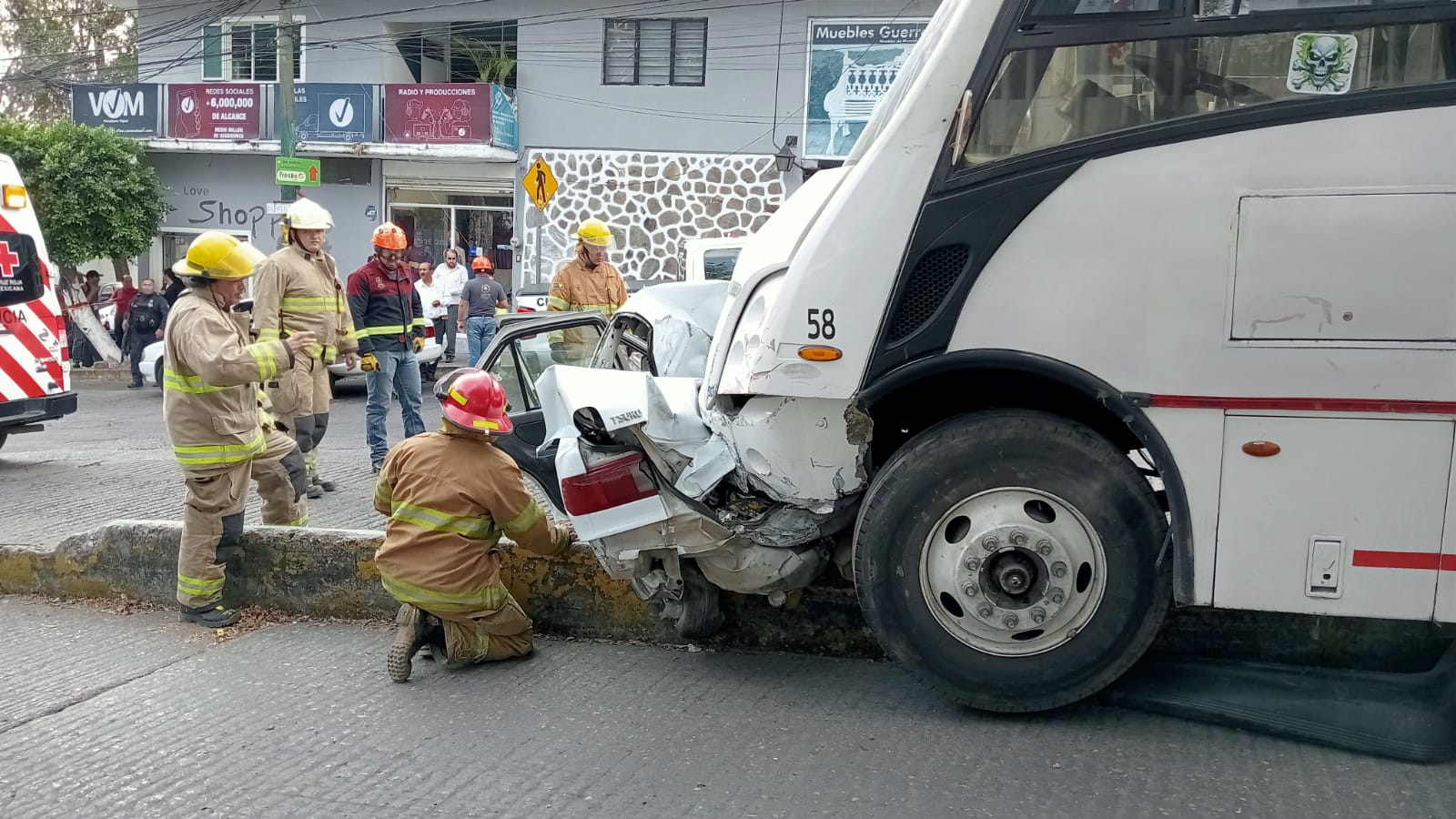 GRAVE ACCIDENTE EN LA AVENIDA VICENTE GUERRERO DE CUERNAVACA: EL RIESGO INMINENTE DEL TRANSPORTE PÚBLICO