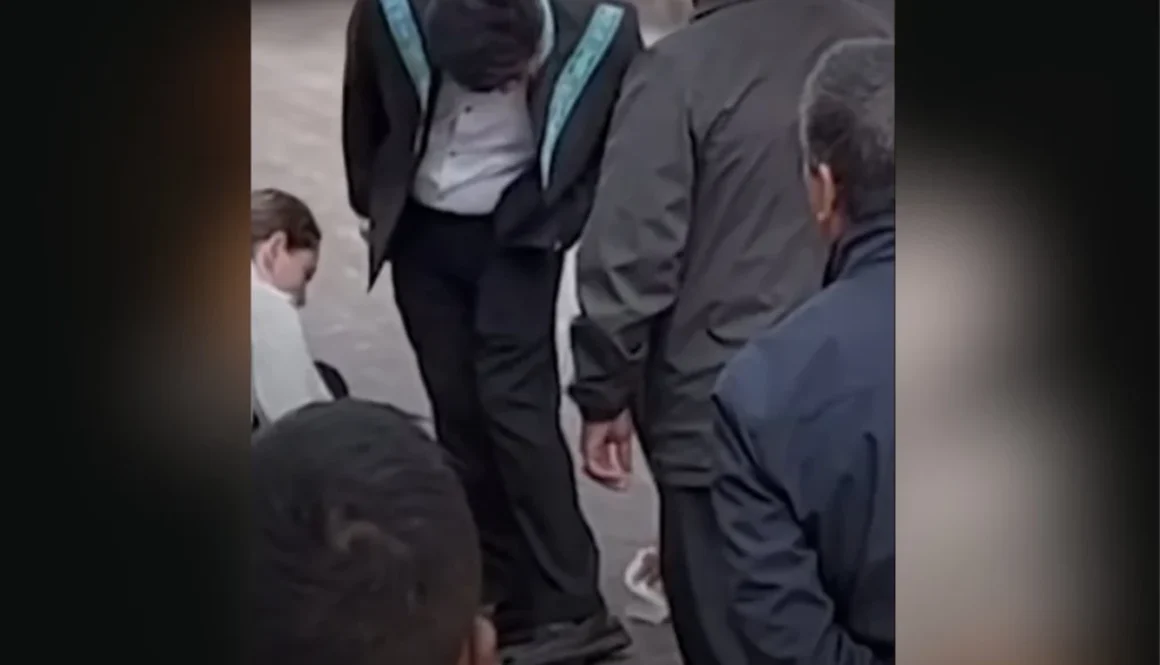 ministro-aguilar-pidio-a-dos-colaboradores-limpiarle-los-zapatos-antes-de-entrar-a-ceremonia-por-la-constitucion_729b3b20-bf4e-43b0-91cc-fc497d41f60c_medialjnimgndimage=fullsize