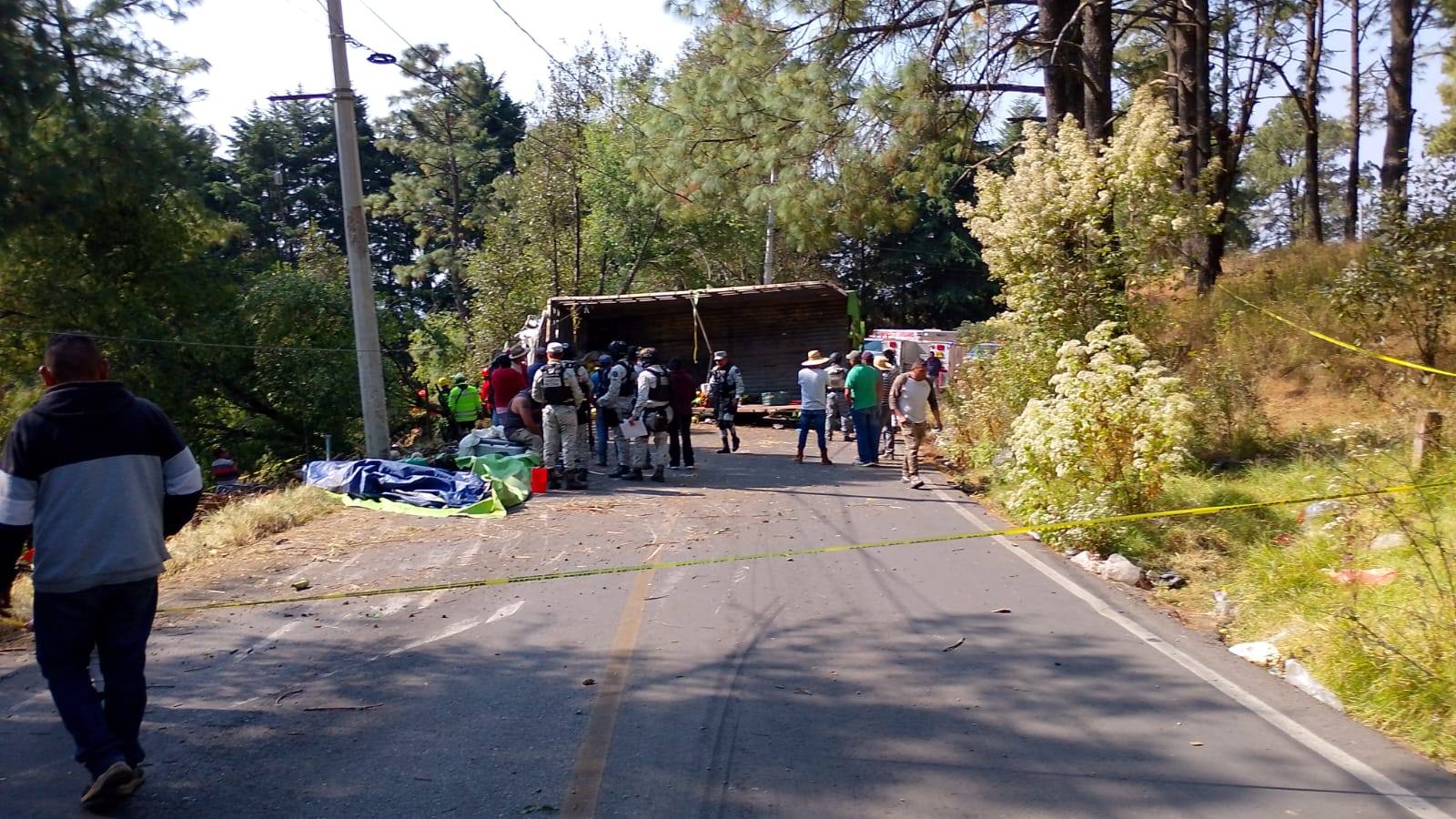 Volcadura mortal de camión cargado de cocos en Huitzilac: un muerto y dos heridos en el libramiento Tres Marías