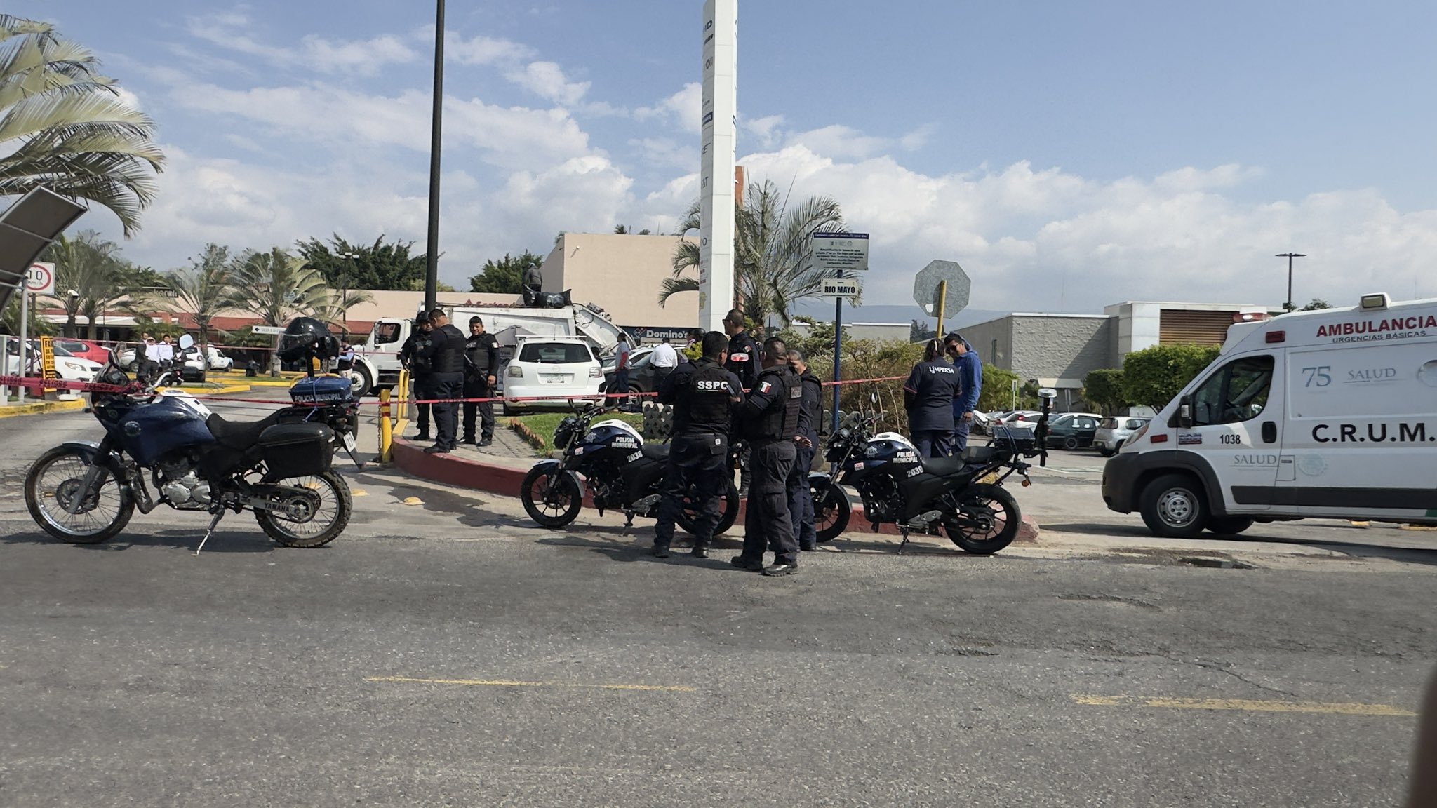 Intento de robo a cuentahabientes termina en balacera en la Avenida Río Mayo de Cuernavaca; dos heridos de bala