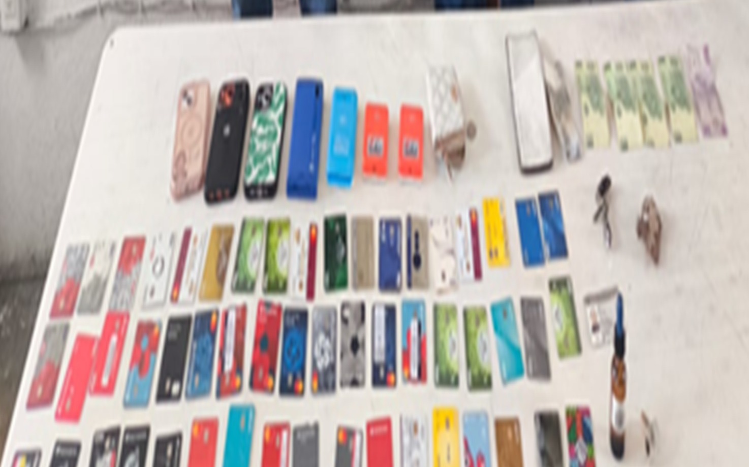 ASEGURAN A TRES PERSONAS POR POSESIÓN ILÍCITA DE TARJETAS BANCARIAS EN MAZATEPEC