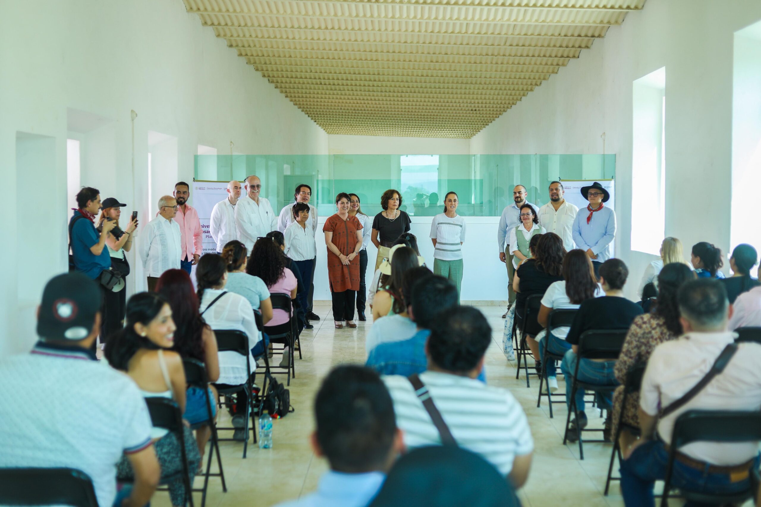RECORREN MARGARITA GONZÁLEZ SARAVIA Y CLAUDIA SHEINBAUM UNIVERSIDAD NACIONAL ROSARIO CASTELLANOS EN EX HACIENDA CHINAMECA