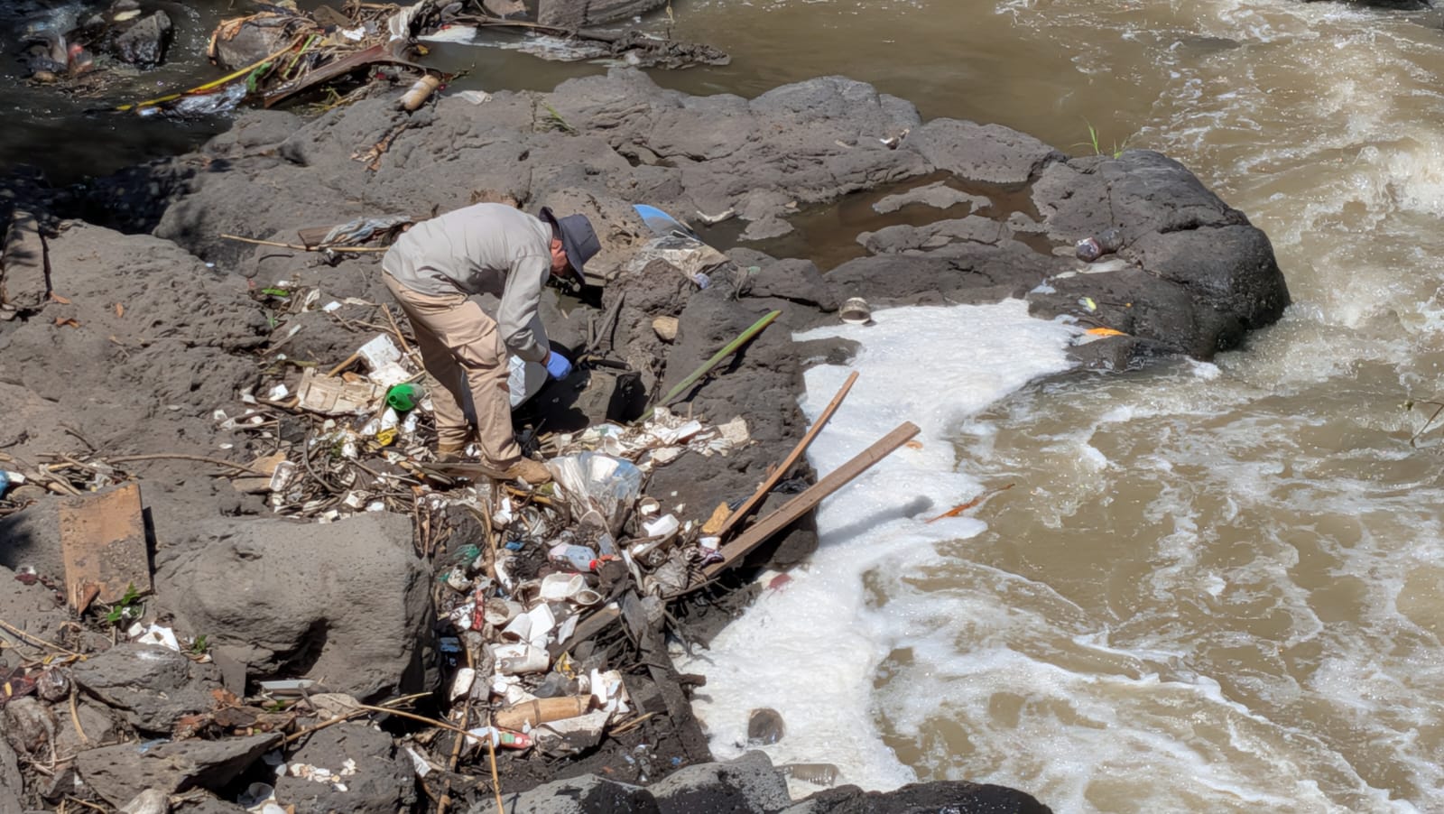 Conagua avanza en la aplicación del programa Adopta un Río; realizó jornada de limpieza en la contaminada barranca Puente Blanco de E. Zapata