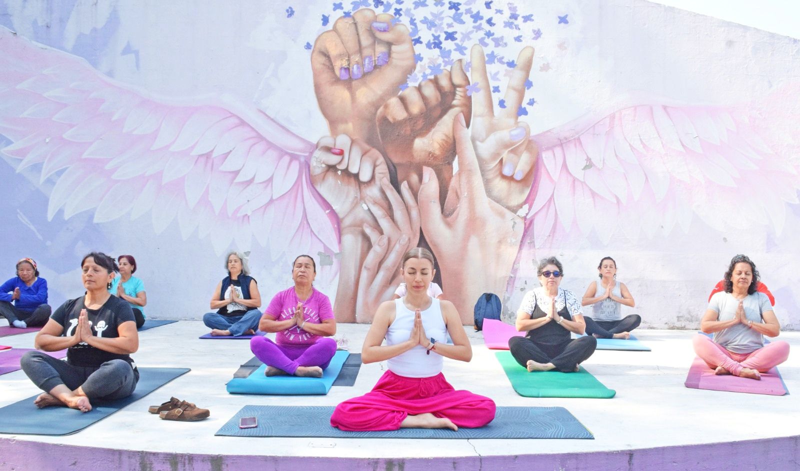 Voy a llevar a mi comadre la neuras: Ayuntamiento de Cuernavaca imparte clases de yoga para atender la salud mental de mujeres