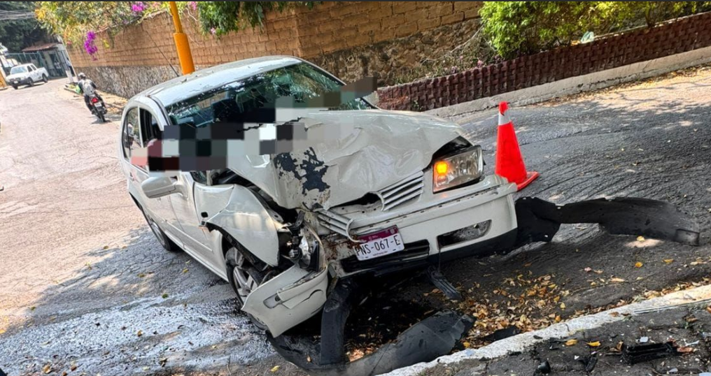 Fatal accidente en Lomas de Cuernavaca: conductor pierde el control y un pasajero muere al impactarse contra un árbol