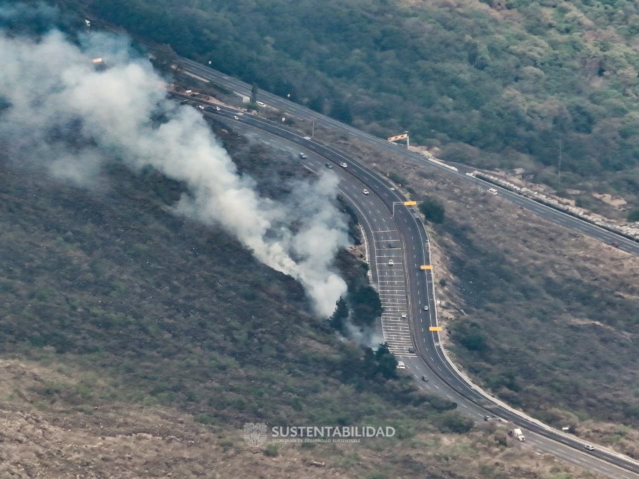 ATIENDEN BRIGADISTAS DE MORELOS INCENDIO FORESTAL EN LA AUTOPISTA CUERNAVACA–MÉXICO