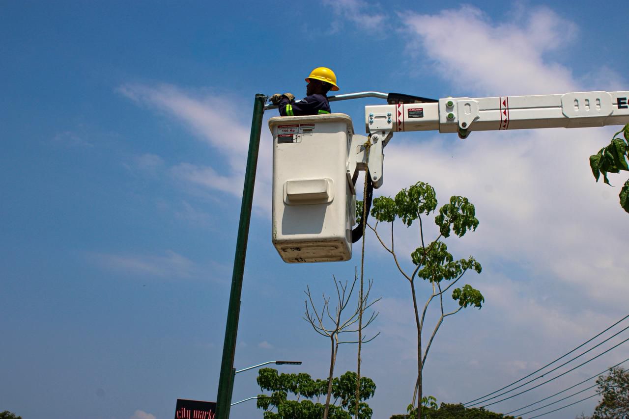 Ayuntamiento de Cuernavaca instala 15 postes con luminarias solares en la avenida Río Mayo