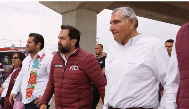 El merolico oficial, al banquillo de los acusados: Adán Augusto López acusa a Arturo Ávila de “arrebatarle” un departamento en CDMX