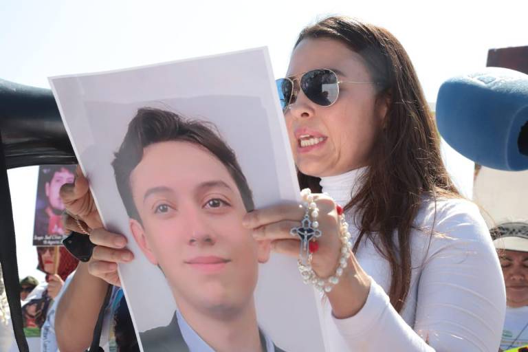 UNA MADRE Y SU FOTO EN LA PLAZA: EL MÉXICO QUE DUELE