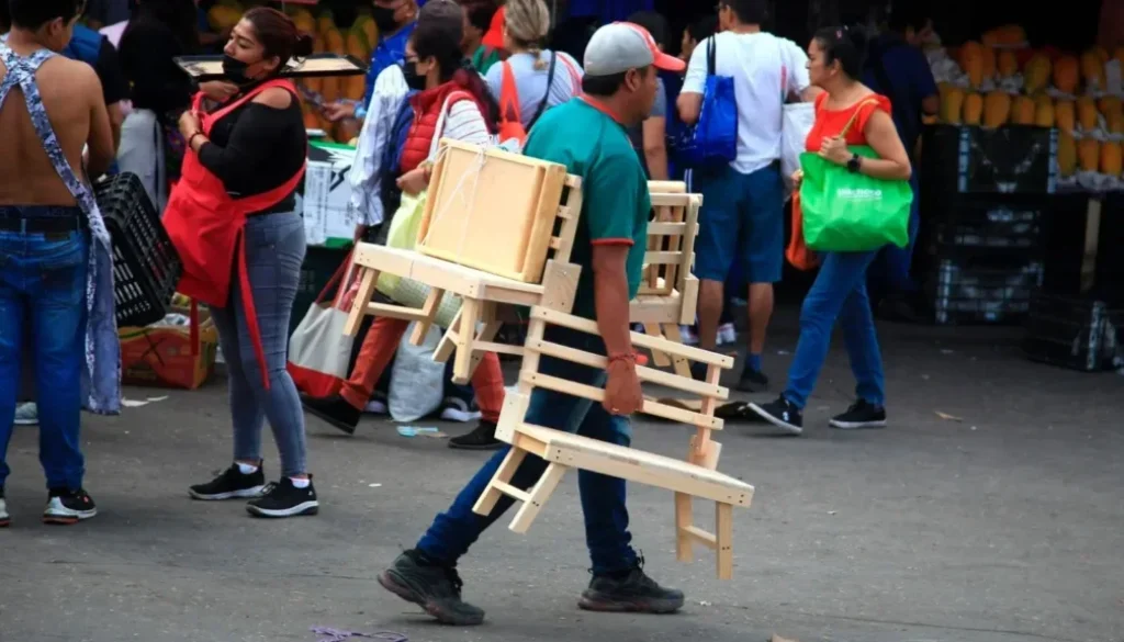 vendedor-de-sillas-en-bullicioso-mercado-1024x576-1024x585
