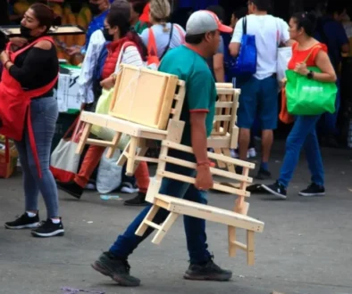vendedor-de-sillas-en-bullicioso-mercado-1024x576-1024x585