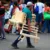 vendedor-de-sillas-en-bullicioso-mercado-1024x576-1024x585