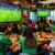 comensales-en-restaurante-viendo-un-partido-de-futbol-en-las-pantallas