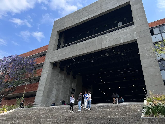 LA RECTORÍA MENDIGA MIENTRAS LOS CACIQUES UNIVERSITARIOS BANQUETEAN