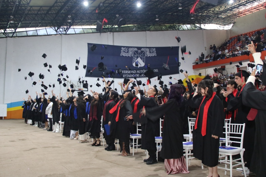 Realizan ceremonia de graduación de la Escuela de Técnicos Laboratoristas de la UAEM