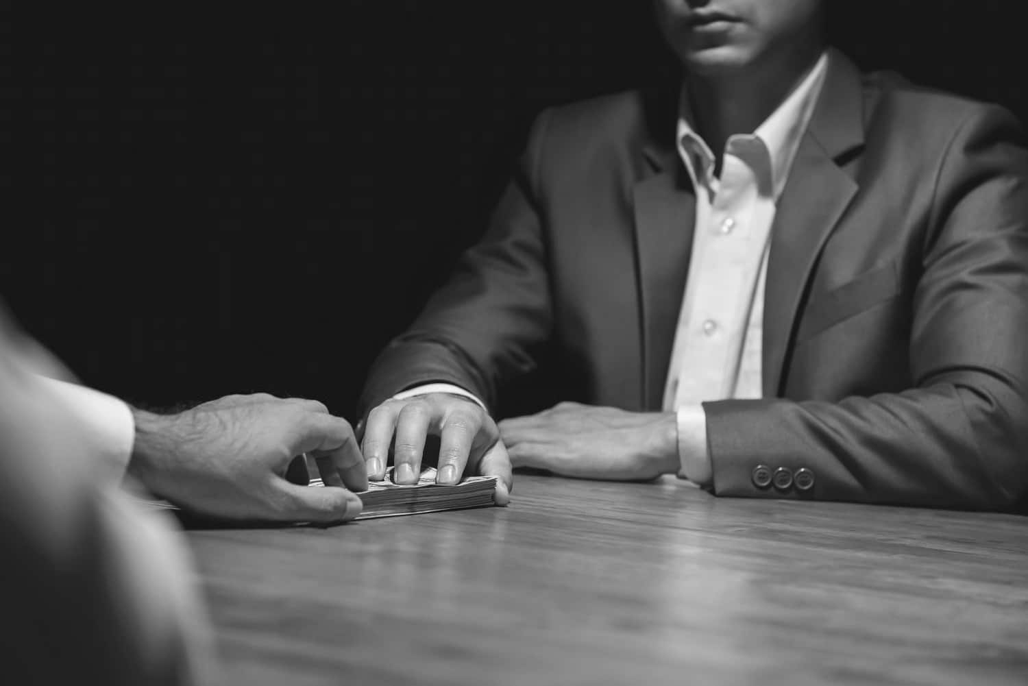 NEPOTISMO Y TRÁFICO DE INFLUENCIAS: EL MISMO VICIO CON TRAJE NUEVO