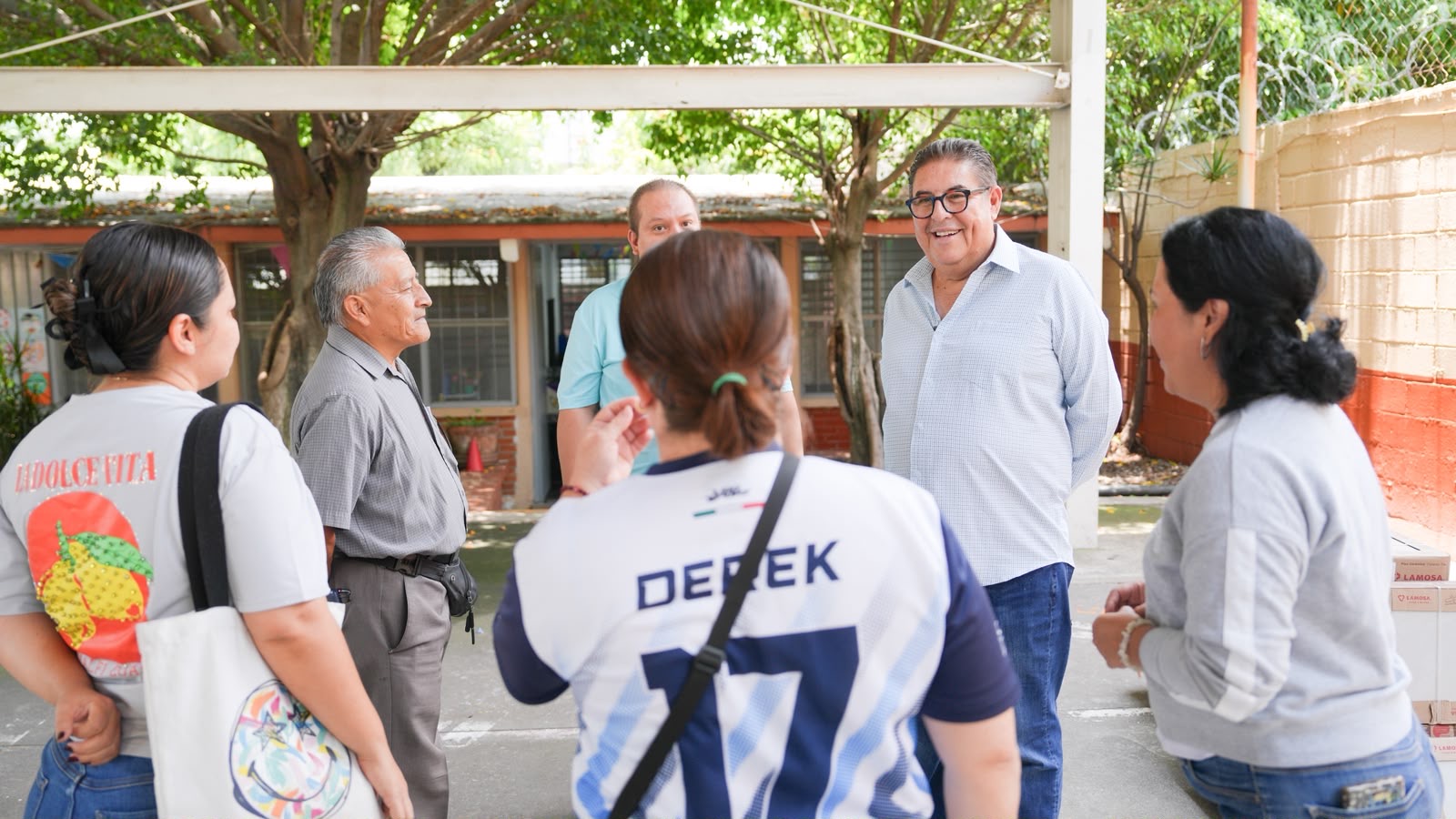 VÍCTOR MERCADO ENTREGA MATERIAL PARA MEJORAR AULAS EN ACAPANTZINGO