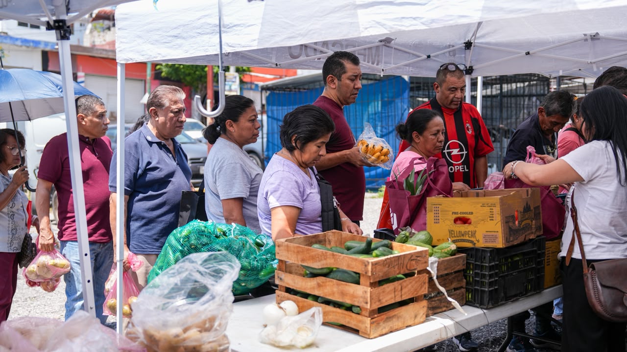 LLEGA MERCADO DEL BIENESTAR A FLORES MAGÓN; VÍCTOR MERCADO ACERCA SERVICIOS Y APOYOS A LOS VECINOS