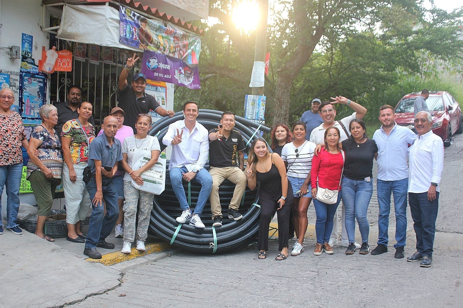 El diputado Daniel Martínez Terrazas entrega material en la colonia Adolfo López Mateos de Cuernavaca para fortalecer el trabajo comunitario