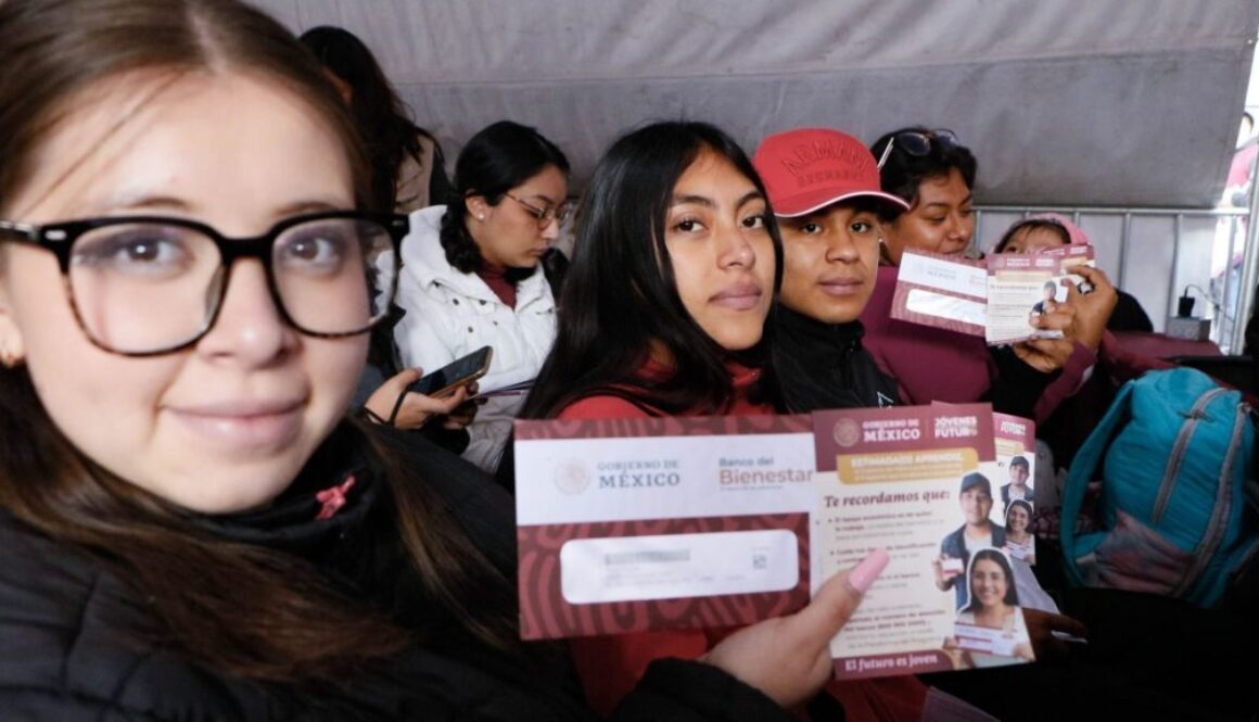 1772082745147-qui-nes-recogen-su-tarjeta-de-j-venes-construyendo-el-futuro-entre-el-2-y-9-de-septiembre-foto-cuartoscuro