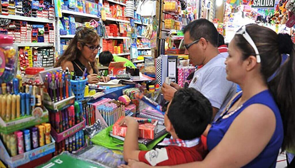 Bajo-presion-los-padres-de-familia-por-compra-de-utiles-escolares2