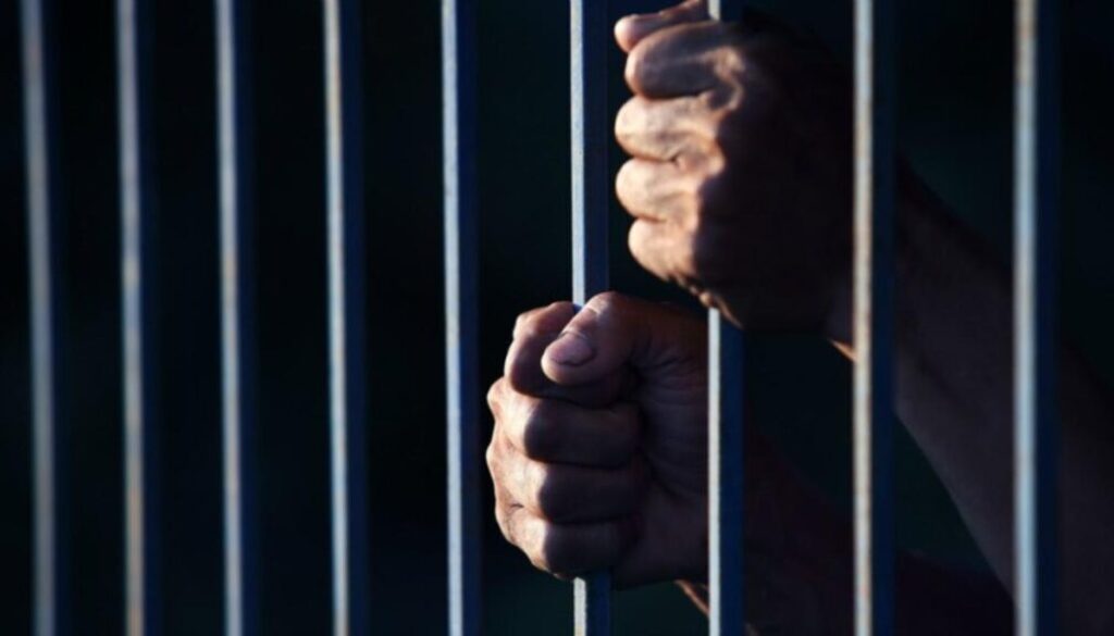 tlmd-tras-las-rejas-prision-carcel-generica-shutterstock_222513775