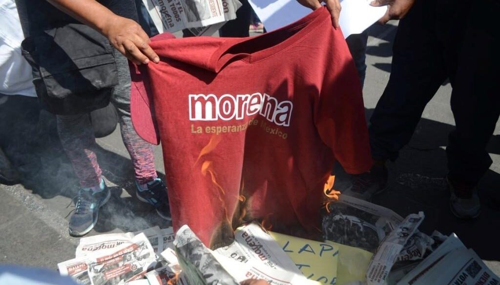 pareja-quemo-playeras-previo-llegada