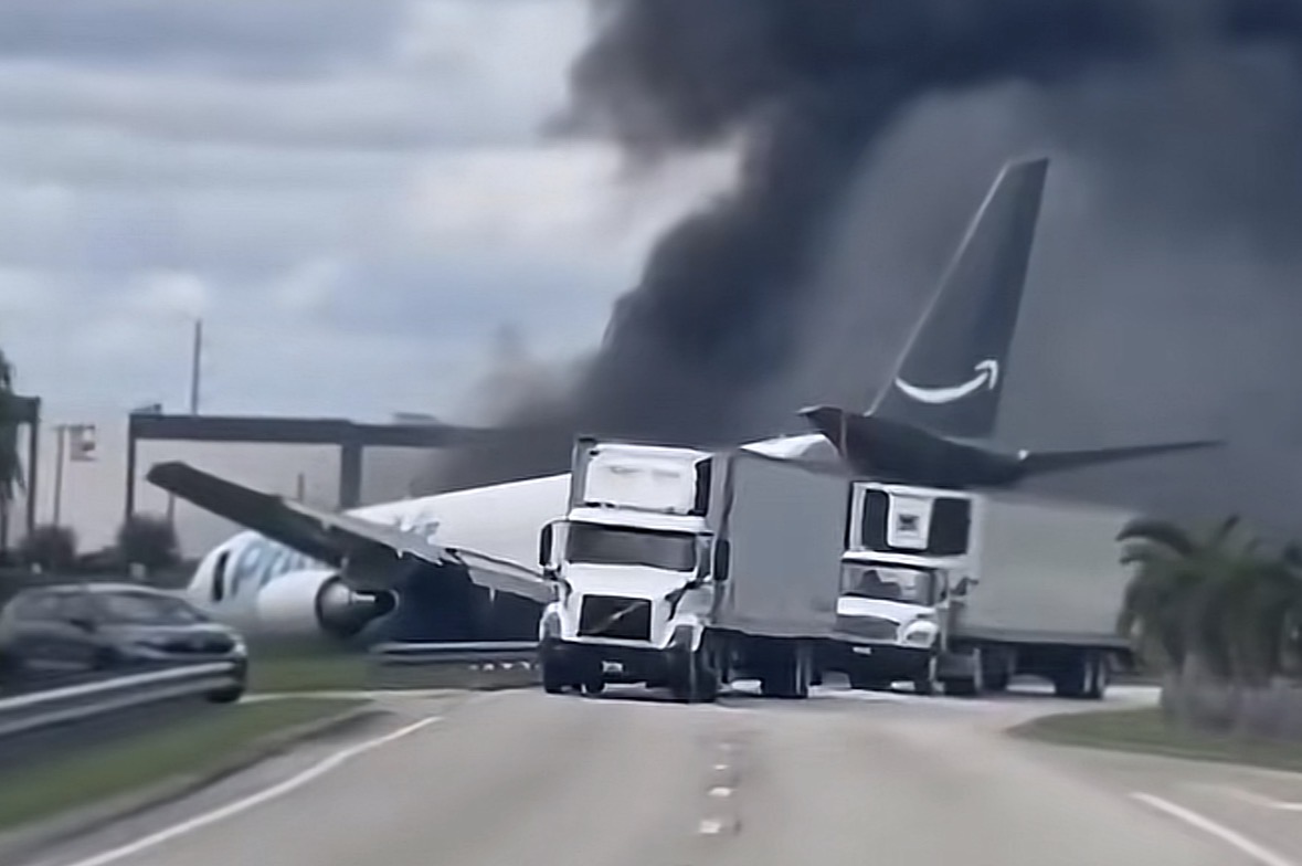 Avión de carga de Amazon se sale de pista en Miami y deja cinco muertos
