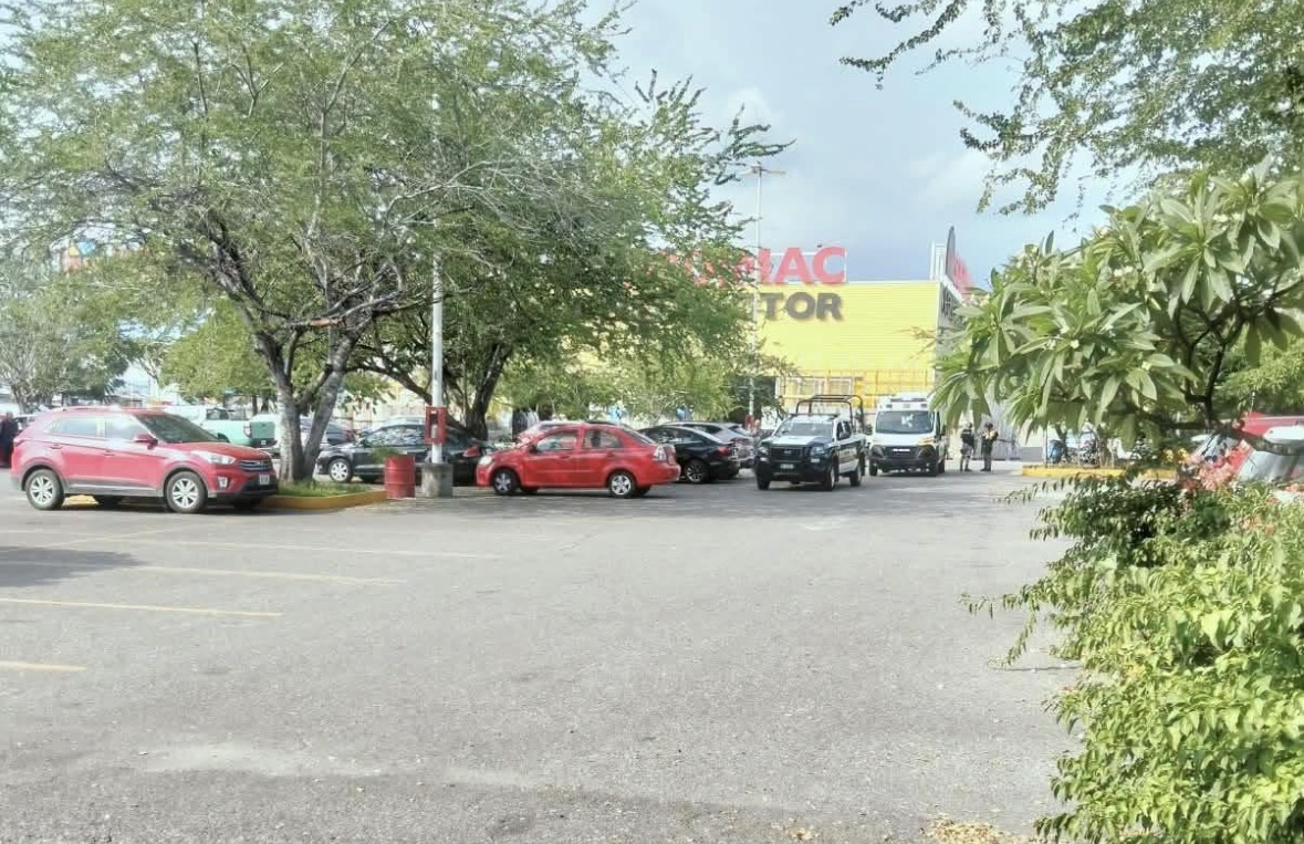 Mujer resulta herida de bala durante asalto en estacionamiento de Sodimac en Cuernavaca