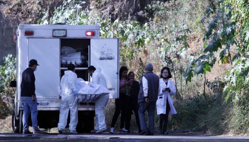 Personal de a Fiscalía de Justicia de Morelos realiza su trabajo en una escena de crimen donde se localizaron el cadáver de un hombre asesinado a golpes. Hasta lo que va del día se han registrados 8 homicidios y un feminicidio en la entidad.