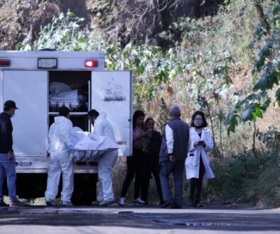 Personal de a Fiscalía de Justicia de Morelos realiza su trabajo en una escena de crimen donde se localizaron el cadáver de un hombre asesinado a golpes. Hasta lo que va del día se han registrados 8 homicidios y un feminicidio en la entidad.