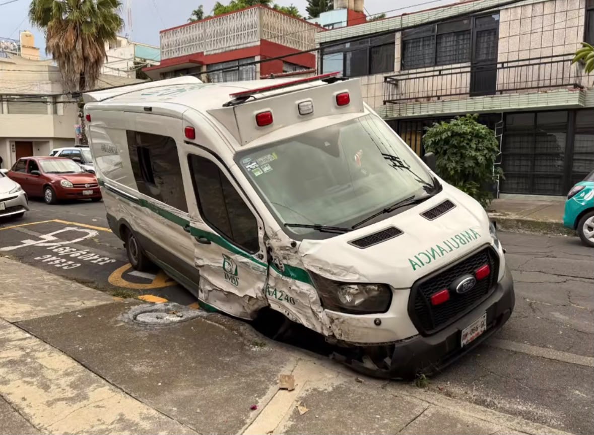 Conductor de ambulancia del IMSS ebrio atropella a un hombre y choca varios autos en CDMX